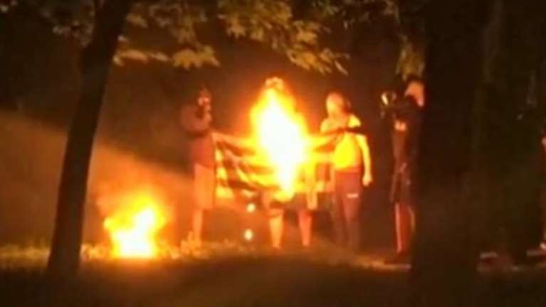 Επιβεβαίωση: Εκαναν τους ανήξερους στη ΓΑΔΑ για το κάψιμο της σημαίας