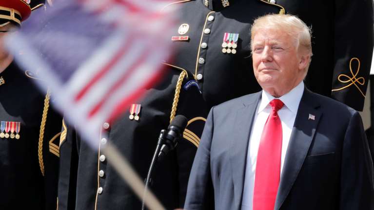 Ο Τραμπ ακόμη να μάθει τον εθνικό ύμνο των ΗΠΑ