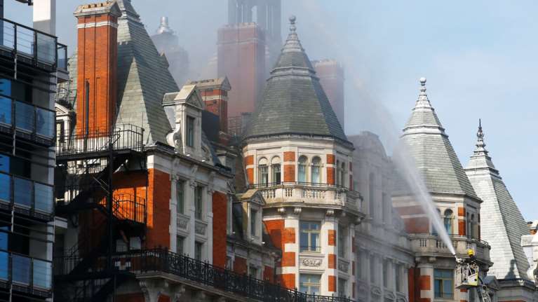 Μεγάλη φωτιά σε ξενοδοχείο στο Νάιτσμπριτζ του Λονδίνου