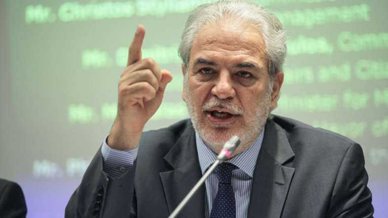 Επίτροπος Στυλιανίδης: Kρούει κώδωνα κινδύνου για βία κατά γυναικών