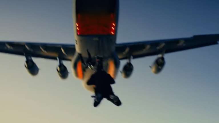 Η εντυπωσιακή ελεύθερη πτώση του Τομ Κρουζ από τα 8.500 μέτρα