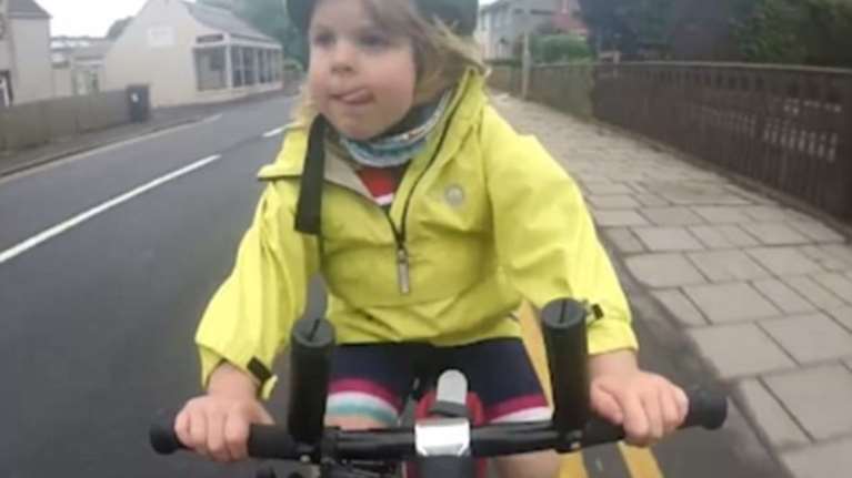 Viral! Τετράχρονη ποδηλάτισσα ευχαριστεί οδηγό φορτηγού (βίντεο)