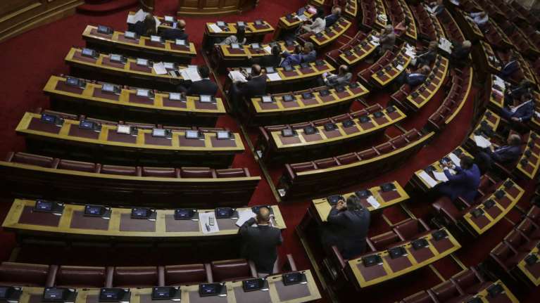 Πολυνομοσχέδιο: Τι λέει για συντάξεις, κατώτατο μισθό, αδήλωτη εργασία