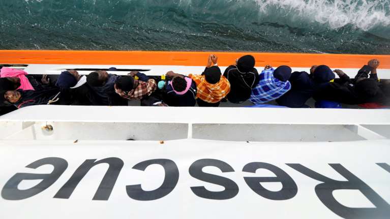 Μετωπική σύγκρουση Μάλτας-Ιταλίας για πλοίο με 600 μετανάστες