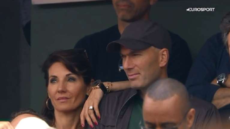 Ο Ζιντάν στην πρώτη δημόσια εμφάνισή του αφού αποχώρησε από τη Ρεάλ (vid)