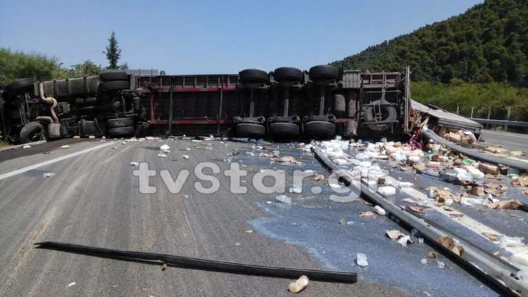 Τροχαίο με νταλίκα στην Αθηνών-Λαμίας. Διακόπηκε η κυκλοφορία ΕΙΚΟΝΕΣ