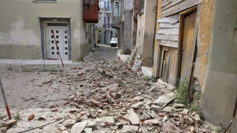 Ενα χρόνο μετά οι σεισμοπαθείς της Βρίσας περιμένουν το κράτος