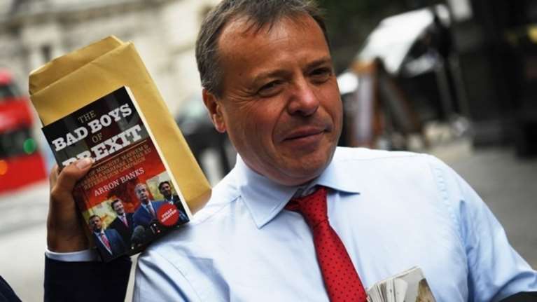 Πώς μπλέκει ο συνιδρυτής του Leave.EU για επαφές με Ρώσους κατά το Brexit