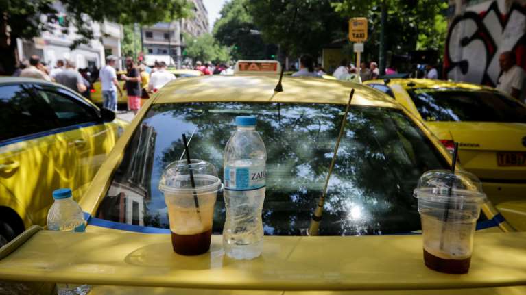 Χωρίς ταξί η Αθήνα-24ωρη απεργία από το ΣΑΤΑ