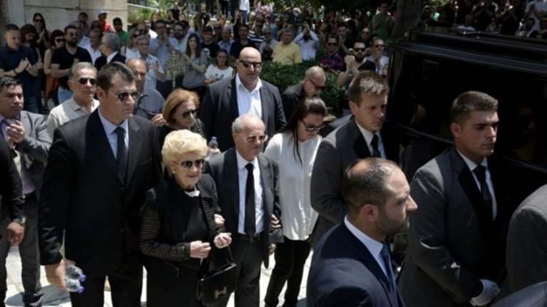 Συγκίνηση και θρήνος στο «τελευταίο αντίο» στον Παύλο Γιαννακόπουλο