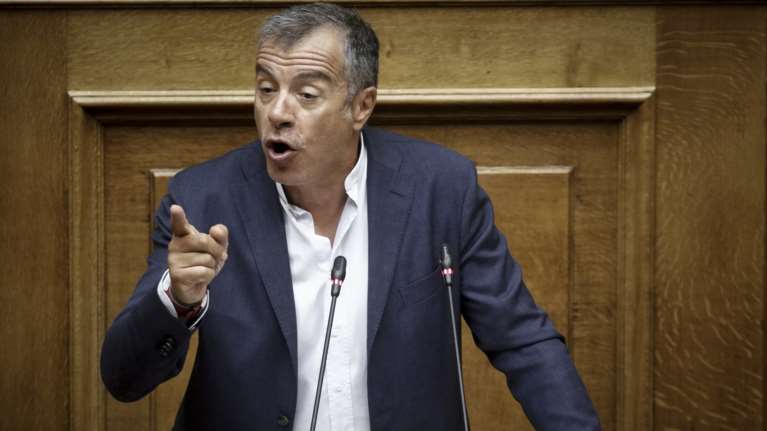 Θεοδωράκης: Να μην φοβηθούμε το πολιτικό κόστος στο Σκοπιανό