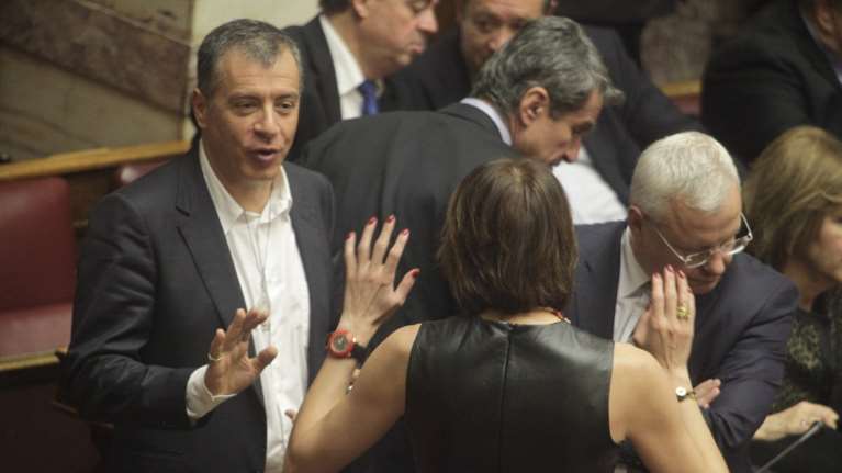 Επεισόδιο Θεοδωράκη με Μάρκου για Σκοπιανό και ...γόβες