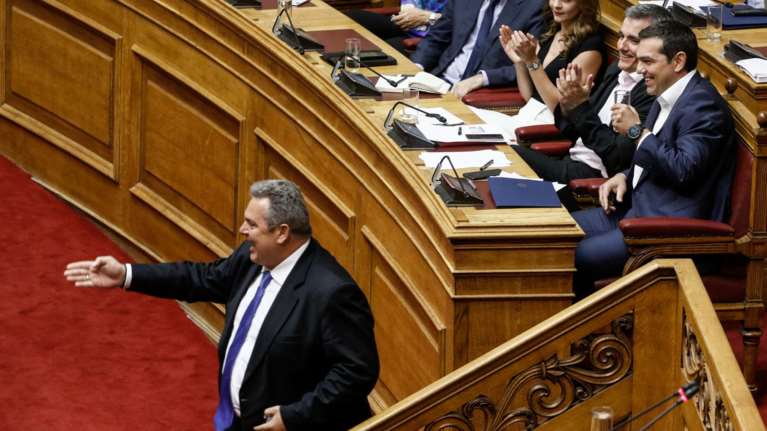 Πολυνομοσχέδιο: Με χειροκροτήματα από τη ΝΔ η είσοδος Καμμένου στη Βουλή