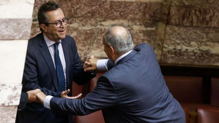 Ο Καραμανλής πηδάει τα έδρανα στη Βουλή με τη βοήθεια του Νικολόπουλου