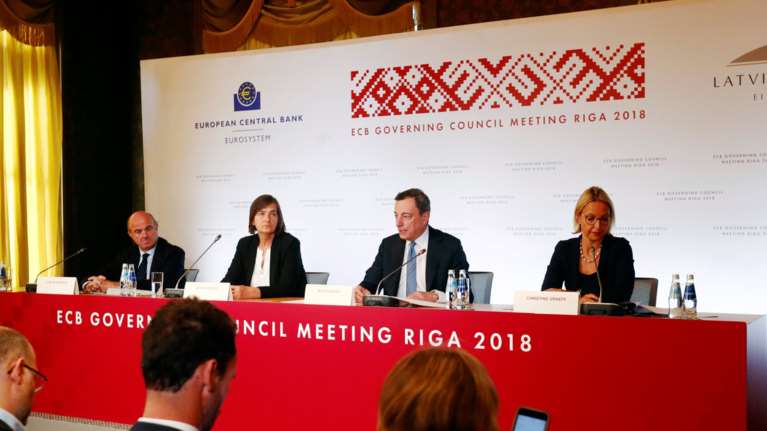 EKT: Μηδενικά επιτόκια έως το καλοκαίρι του 2019