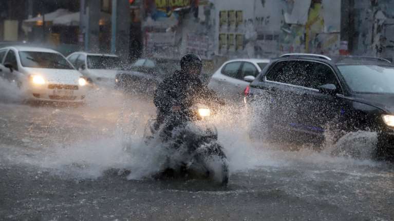 Ισχυρή βροχόπτωση με χαλάζι πλήττει τη Θεσσαλονίκη ΕΙΚΟΝΕΣ