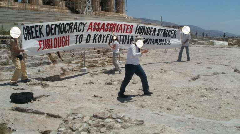 Βίντεο από την «επίσκεψη» του Ρουβίκωνα στον Παρθενώνα για τον Δ.Κουφοντίνα