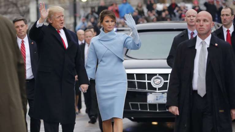 Μελάνια Τραμπ: Στη βασίλισσα η πρώτη της επίσκεψη μετά το χειρουργείο