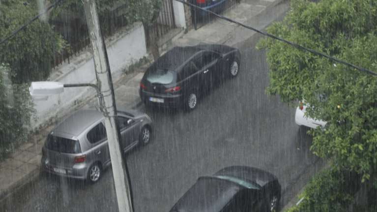 Απεγκλωβίστηκε γυναίκα από αυτοκίνητο που παγιδεύτηκε στα νερά