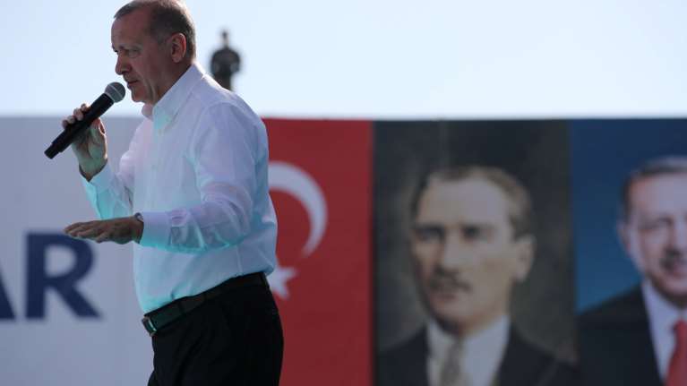 DW: Μπορεί ακόμη και να χάσει τις εκλογές ο Ερντογάν;