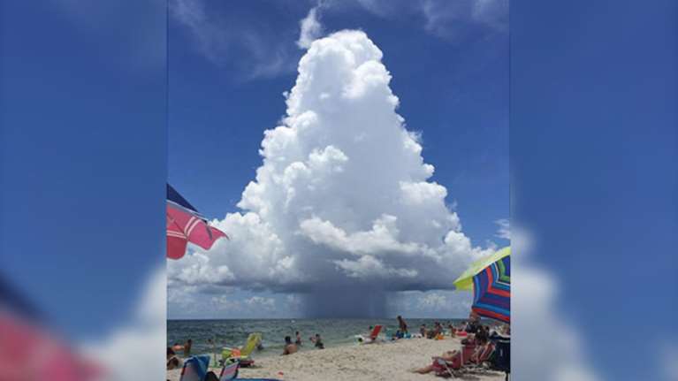 Viral: Σύννεφο σαν χριστουγεννιάτικο δέντρο πάνω από τη θάλασσα