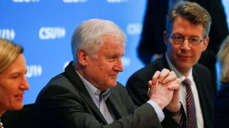 Γερμανία: Τελεσίγραφο Ζεεχόφερ προς την Άγγελα Μέρκελ