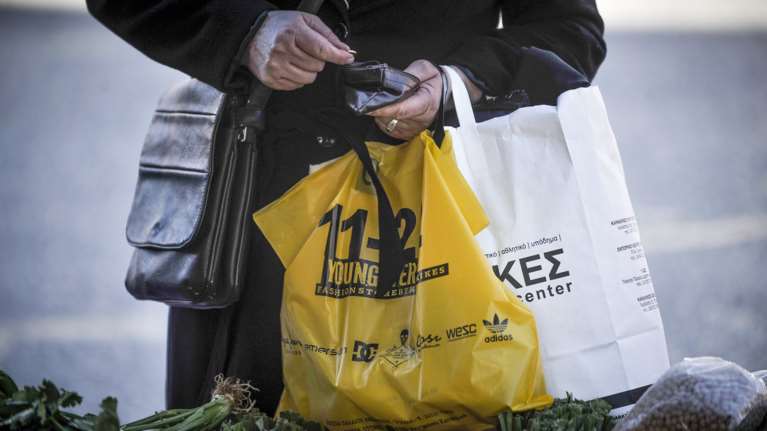 Στα 6 εκατ. το τέλος της πλαστικής σακούλας-Λιγοστεύουν όσοι την προτιμούν