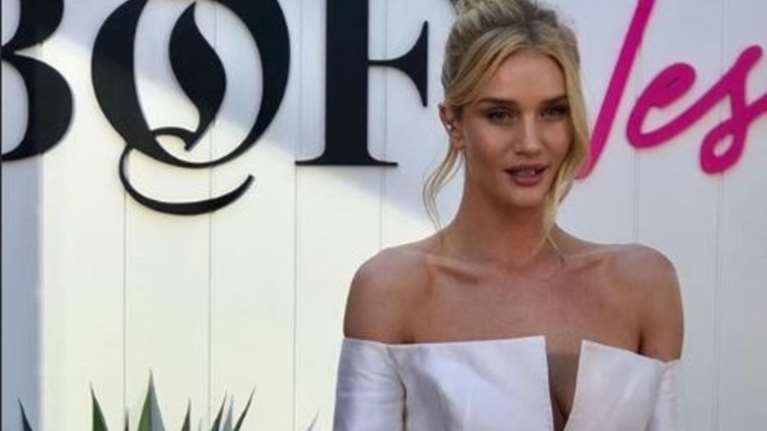 Ρόζι Χάντινγκτον: Αγγελική εμφάνιση με λευκό στράπλες κοστούμι [Εικόνες]