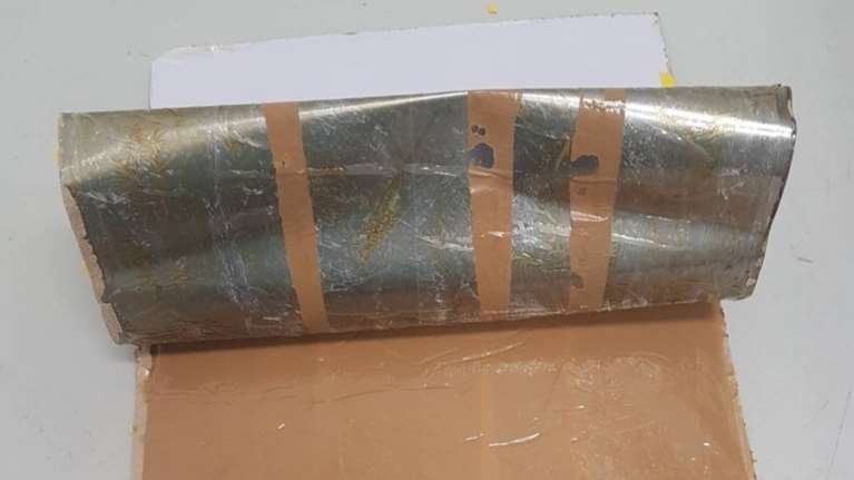 Δέμα από τη Μοζαμβίκη με σχολικά &amp; ηρωίνη με παραλήπτη 33χρονο - ΕΙΚΟΝΕΣ