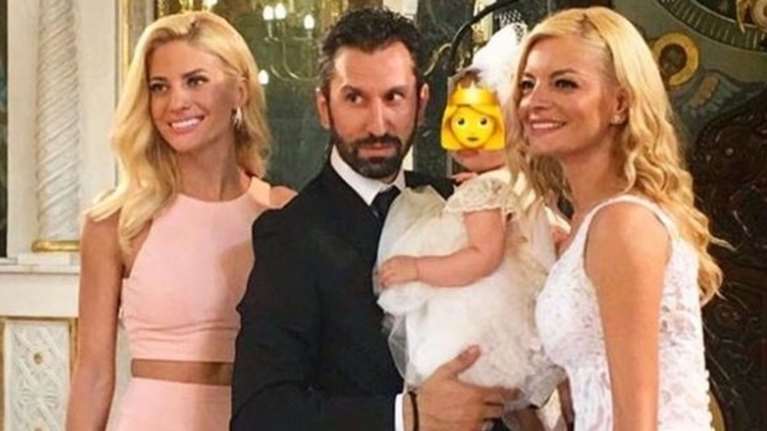 Η Ευαγγελία Αραβανή έγινε κουμπάρα με υπέροχο ροζ σύνολο [Εικόνες]