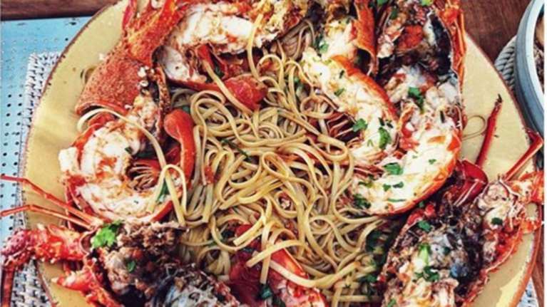 Ποια σταρ του Χόλιγουντ τρώει αστακομακαρανάδα στη Σκιάθο;