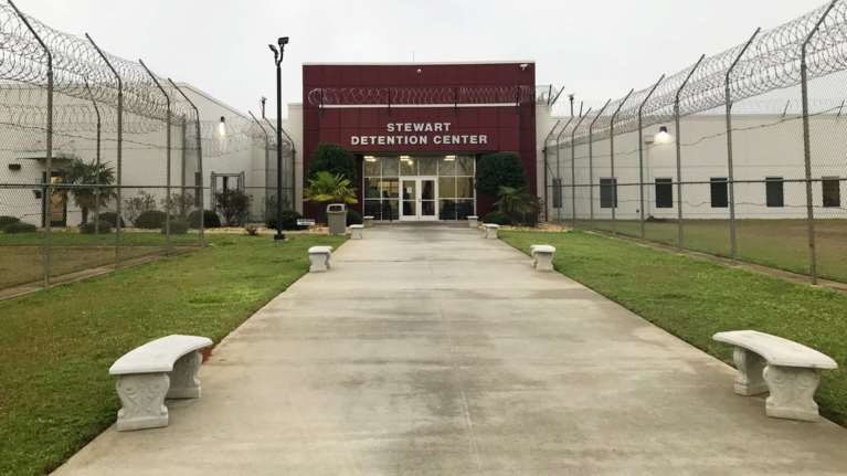 Γνωστό ζευγάρι πρόσφερε 100.000 δολ. στα παιδιά των μεταναστών