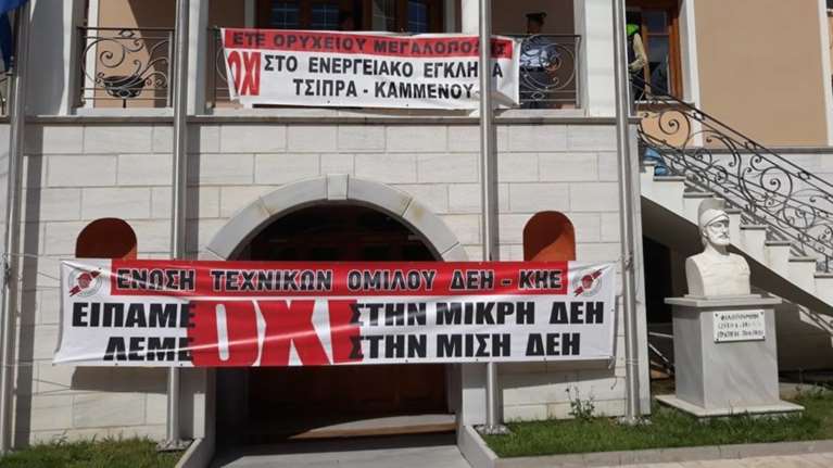 Θερμή υποδοχή Φάμελλου με σανό και κάρβουνο στη Μεγαλόπολη (βίντεο)