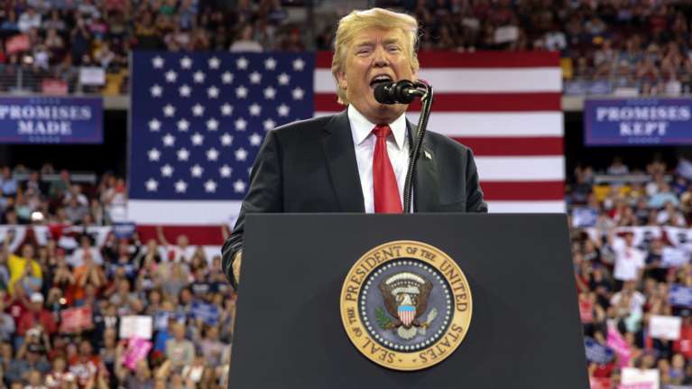 Τέλος στον χωρισμό οικογενειών μεταναστών με διάταγμα Τραμπ