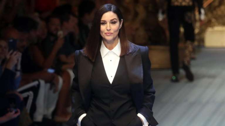 Τότε &amp; τώρα: Η Μπελούτσι με ανδρόγυνο look στην πασαρέλα 26 χρόνια μετά