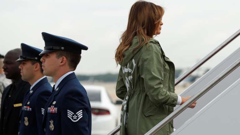 Σάλος στις ΗΠΑ με το &quot;κρυφό μήνυμα&quot; στο μπουφάν της Μελάνια Τραμπ