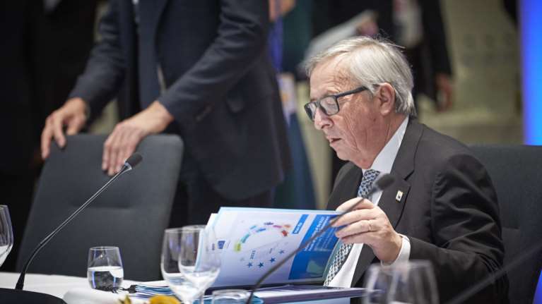 Γιούνκερ: Αποτίω φόρο τιμής στον ελληνικό λαό