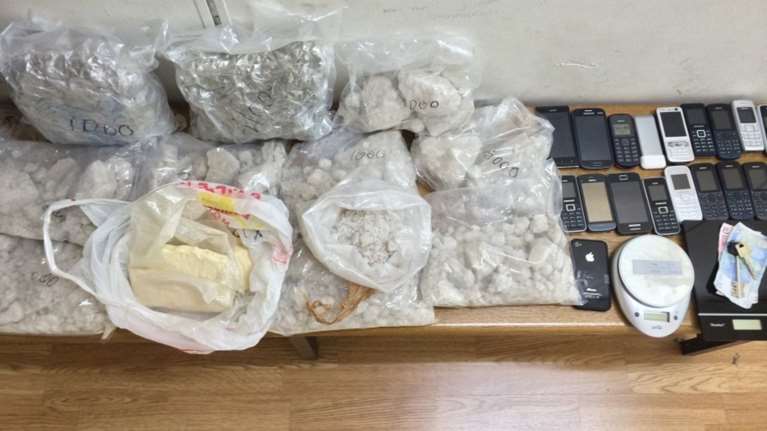 Κατέσχεσαν στον Πειραιά 3 τόνους χημικής ουσίας για ecstasy