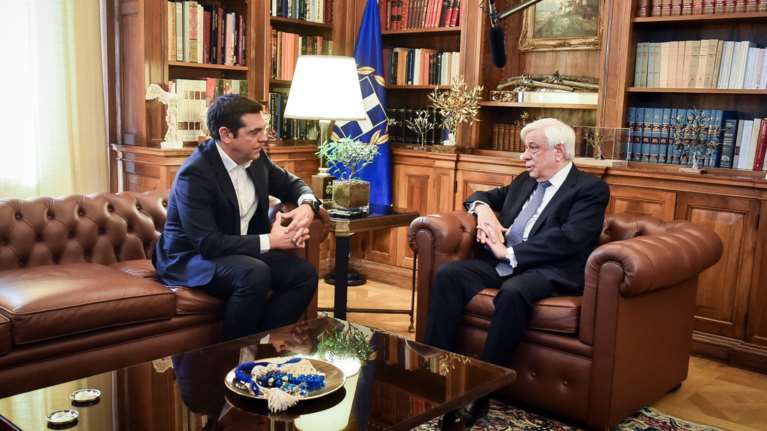 Τσίπρας σε Παυλόπουλο: Πρέπει να βρω πουκάμισο για γραβάτα