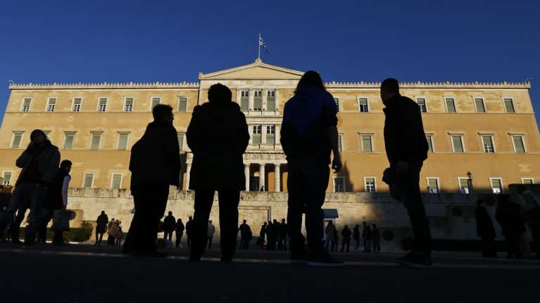 Le Monde: «Χάρη στο κουράγιο των Ελλήνων &amp; του Τσίπρα η Ελλάδα επέζησε»