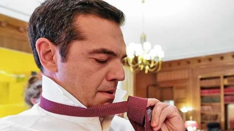 H στιγμή που ο Τσίπρας φορά την κόκκινη γραβάτα με τη βοήθεια Τζανακόπουλου