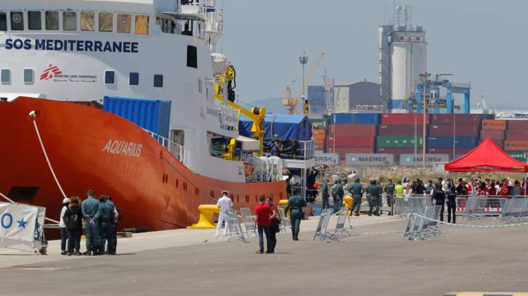 Πλοίο με κοντέινερ διέσωσε 113 μετανάστες στη νότια Ιταλία