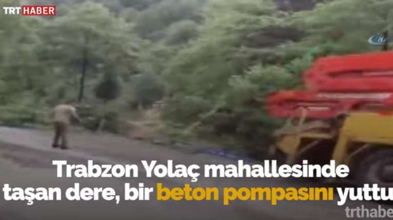 Ορμητικά νερά παρασύρουν νταλίκα στην Τουρκία