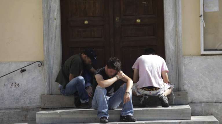 Ναρκωτικά, ξύλο και μαχαιρώματα στο κέντρο της Αθήνας