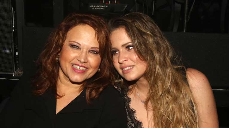 H Nικολέττα Βλαβιανού πάντρεψε την κόρη της -Oι συγκινητικές στιγμές [φωτο]