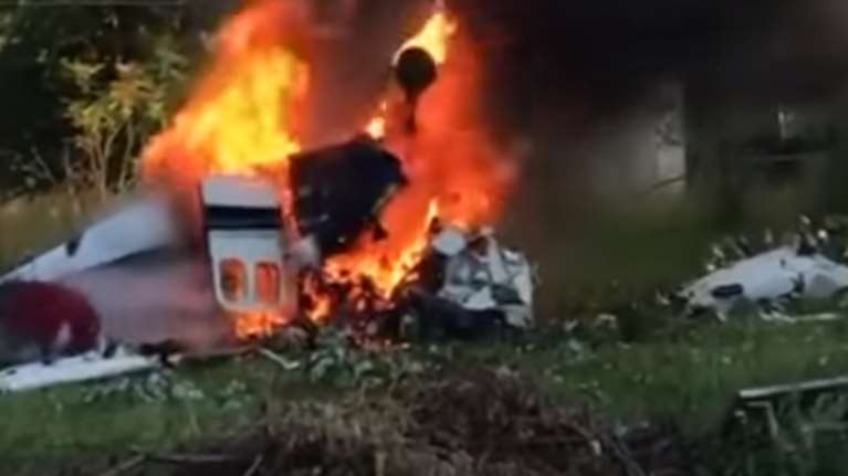 Η στιγμή που επιβάτης βγαίνει από φλεγόμενο αεροπλάνο