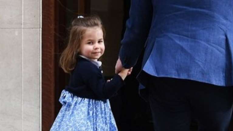 Η Σάρλοτ τρέχει να βγει από το παλάτι &amp; οι φύλακες την μαζεύουν [Βίντεο]