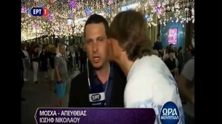 Φίλαθλος φίλησε δημοσιογράφο της ΕΡΤ &quot;στον αέρα&quot; (βίντεο)