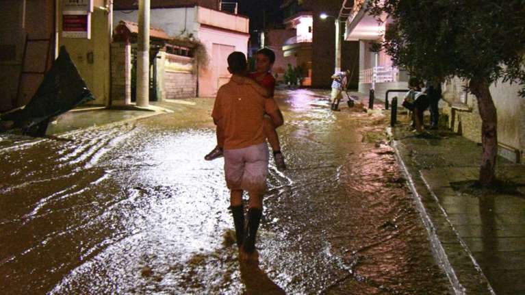Πνίγηκε πάλι η Μάνδρα - Βούλιαξαν στη λάσπη δρόμοι και σπίτια