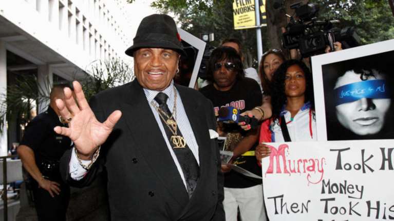 Έφυγε από τη ζωή στα 89 του χρόνια ο πατέρας του Μάικλ Τζάκσον